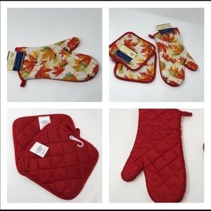 Thanksgiving oven mittens and pot holder set